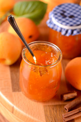 marmellata di albicocche all'aroma di cannella fatta in casa
