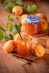 marmellata di albicocche all'aroma di cannella fatta in casa