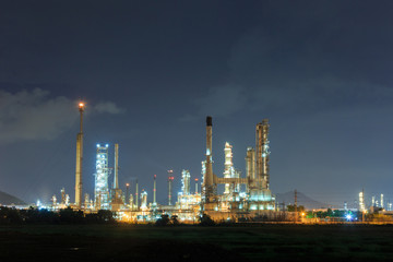 Plakat Oil and gas refinery at twilight - Petrochemical factory