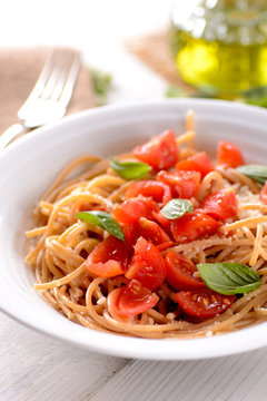 spaghetti di farina integrale com pomodoro ciliegino e basilico