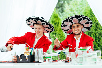The bartenders at the bar. Molecular Bar