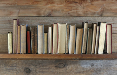 alte Bücher auf Holzregal.