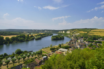 Fototapeta na wymiar La Seine parcourt les Andelys (27700), département de l'Eure en région Normandie, France