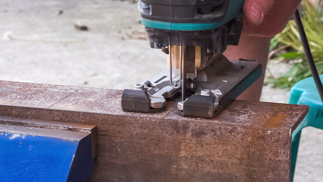 cutting metal workpiece