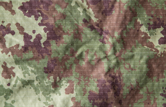 Divisa mimetica per missioni in zone vegetate 