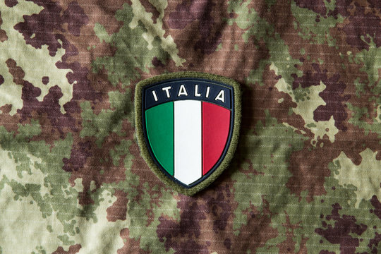 Stemma dell'Italia su divisa mimetica vegetata