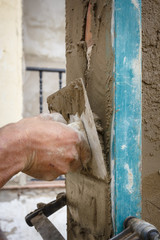 Obreros de la construcción trabajando en obra. Obras en el hogar. Reforma de fachada. Trabajador...