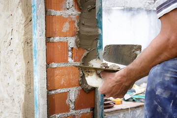 Obreros de la construcción trabajando en obra. Obras en el hogar. Reforma de fachada. Trabajador...