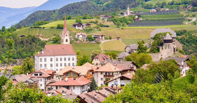 Dorf Gufidaun mit blick auf Nafen