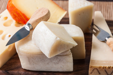 Tabla de quesos con cubiertos