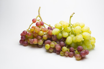 Racimos de uva de mesa roja y blanca
