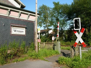 Andreaskreuz an einem Bahnübergang am alten Bahnhof in Wrexen bei Warburg und Diemelstadt im...