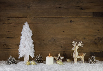 Klassische Weihnachtskarte im rustikalen Country Style. Dekoration Weihnachten mit Holz Hintergrund, Rentier und Kerze.
