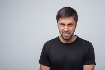 Obraz premium Young aggressive man is evincing his frustration