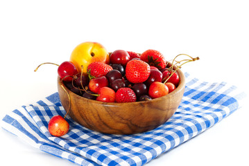 ягоды и фрукты в деревянной миске