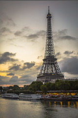 Fototapeta na wymiar Paris - tour Eiffel