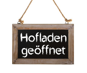 Hofladen ge&ouml;ffnet / Holzschild freigestellt