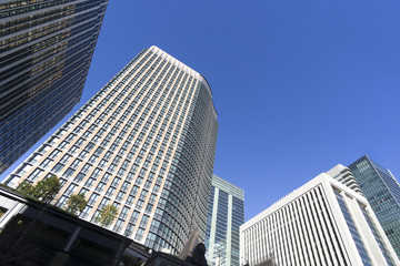 Obraz premium 丸ノ内 高層ビル群 快晴 青空