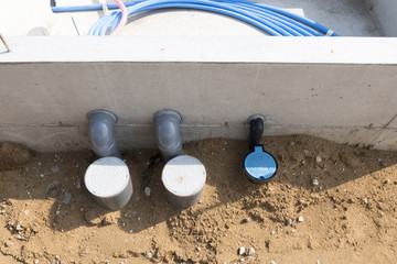 住宅の基礎工事　床下の配管　下水　上水　給水　排水　給湯器のパイプ