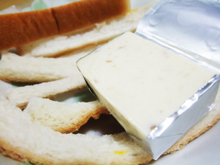 パンの耳とチーズ