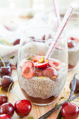 Chia Pudding mit frischen Kirschen
