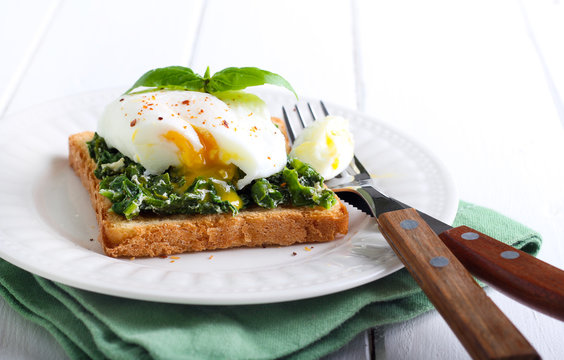 Creamy Spinach And Poached Egg Toast