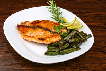 Grilled salmon with green beans