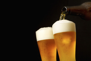 グラスにビールを注ぐ　Pouring beer into glass