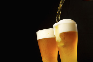 グラスにビールを注ぐ　Pouring beer into glass