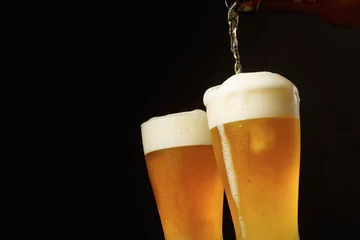 Selbstklebende Fototapeten Bier Bier ins Glas gießen  © Nishihama