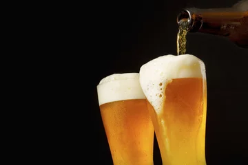 Küchenrückwand glas motiv Bier Bier in Glas gießen