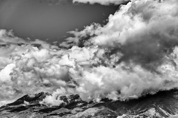 Dramatische Gewitterwolken über der Sierra 
