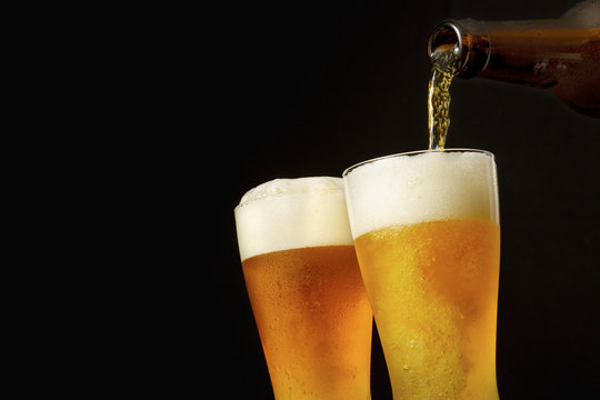 グラスにビールを注ぐ　Pouring beer into glass