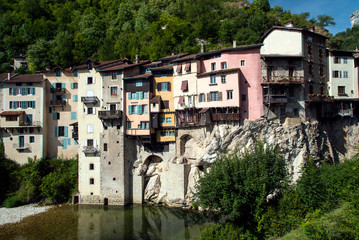Fototapeta na wymiar Pont en royans: coloured houses near a river