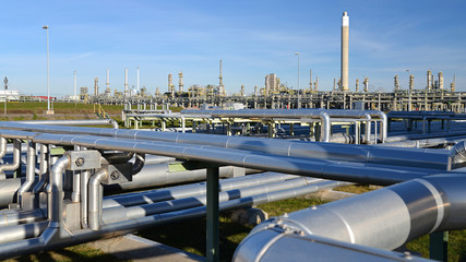 Industrieanlage: Rohrleitungen in einer Chemiefabrik, Raffinerie für Erdöl // pipelines in a...
