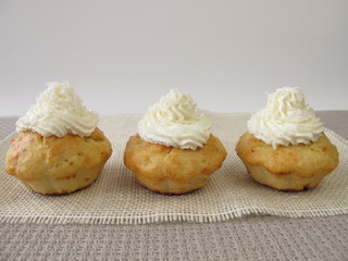 Kokos Cupcakes mit Sahnehaube