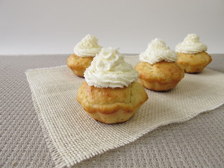 Kokos Cupcakes mit Sahnehaube