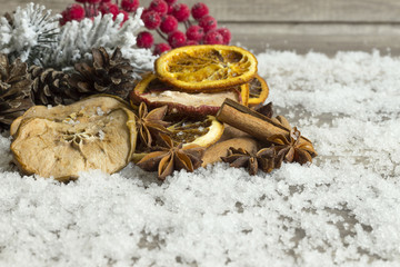 Suszone owoce i przyprawy na drewnianych deskach, Świąteczna dekoracja