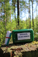 Geocaching and geocache box © Lasse Hendriks