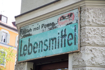 Fototapeta premium altes Gebäude, mit Ladenschild