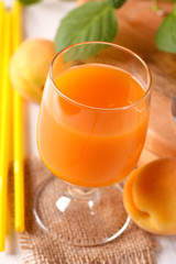 succo di albicocca sul tavolo bianco con frutta fresca intorno