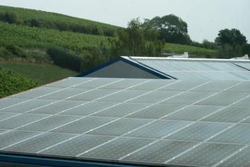 Photovoltaik - Fotovoltaik auf Hallendächern in Mainstockheim mit leicht verschmutzen Modulen nach...