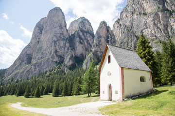Fototapeta na wymiar Small church in idyllic landscape