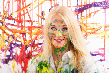 Glückliche Frau mit Farbe im Gesicht