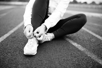 Obraz premium Athletic woman jogging in the evening.