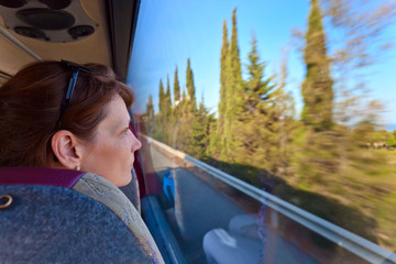 Fototapeta premium kobieta w autobusie wygląda przez okno