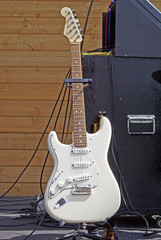 Guitare électrique blanche sur un support