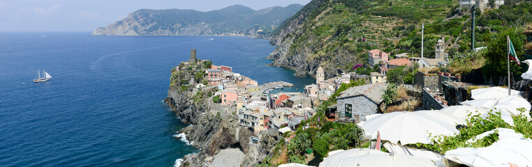 Fototapeta na wymiar Scenic view of colorful village Vernazza and ocean coast
