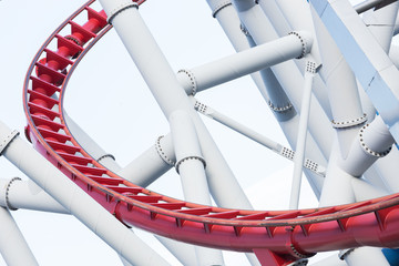 Obraz premium a roller coaster's loop with blue sky