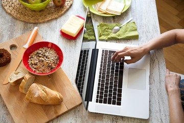 Frühstück am Laptop 